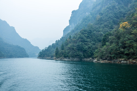 长江峡谷风光 远山