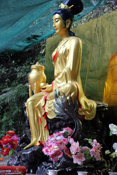 金色女佛像