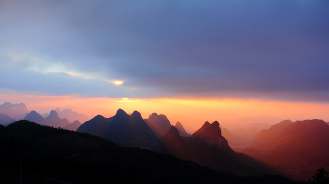 群山夕阳