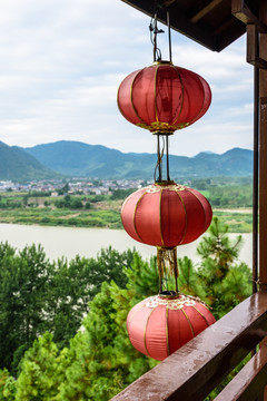 山上红灯笼