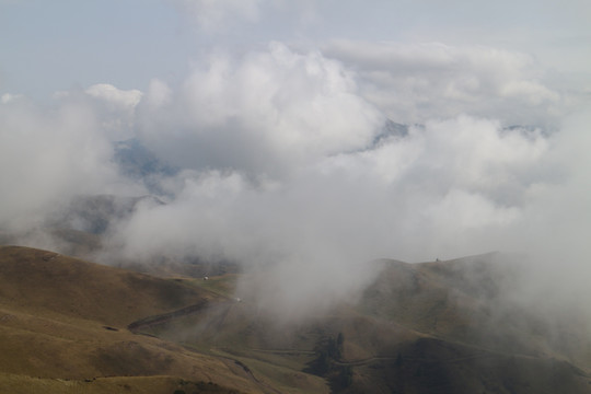 云雾弥漫的山谷