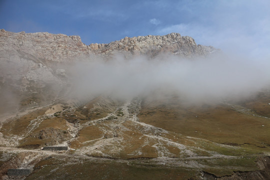 云蒸雾罩的山峰