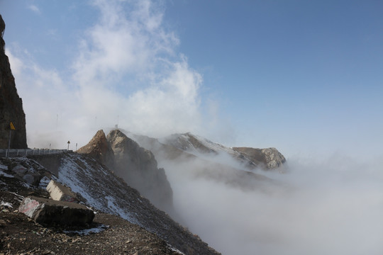 云蒸雾罩的山峰
