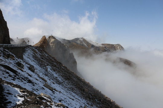 云蒸雾罩的山峰