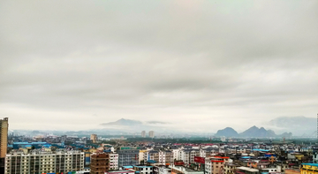 城市山云雾景