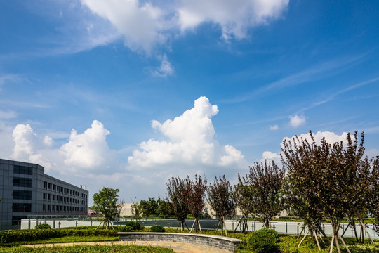 蓝天白云与建筑