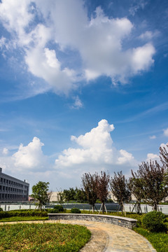 蓝天白云与建筑