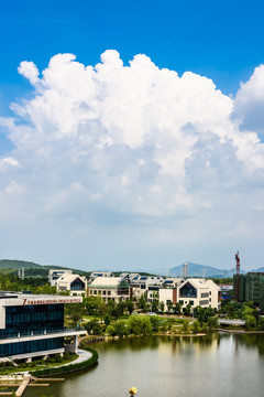 蓝天白云与建筑