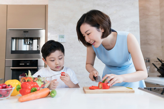 快乐的母子在厨房做饭