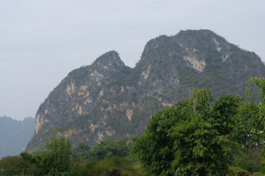 仰天人面山峰