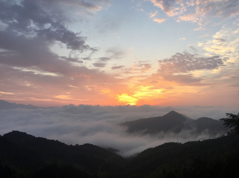 日出 雾海景观