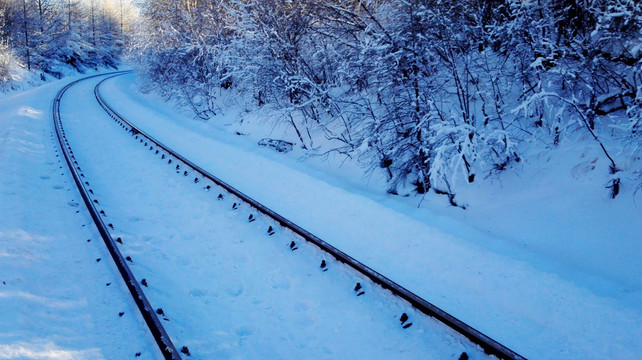 积雪中的铁路