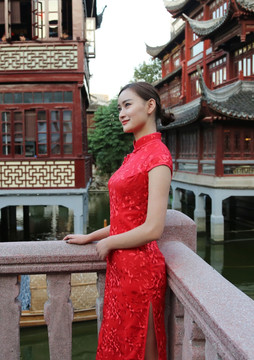 上海豫园老街的旗袍佳人