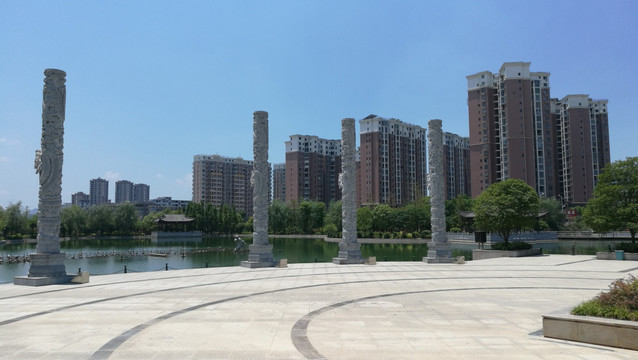 县城锦阳广场的四根石柱景观