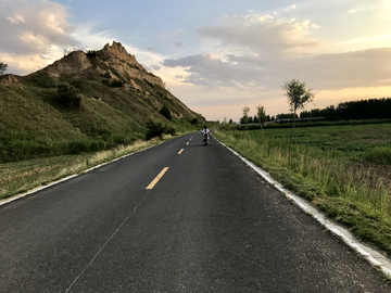 黄河沿岸的公路