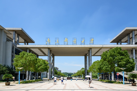 大学校门