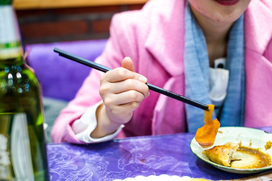 手拿筷子吃东西