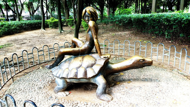 坐龟少年 雕塑