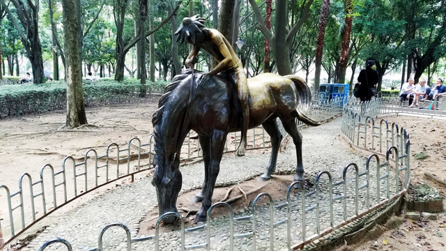 骑马少年 雕塑