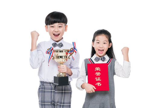 快乐的小学生拿着奖杯和证书