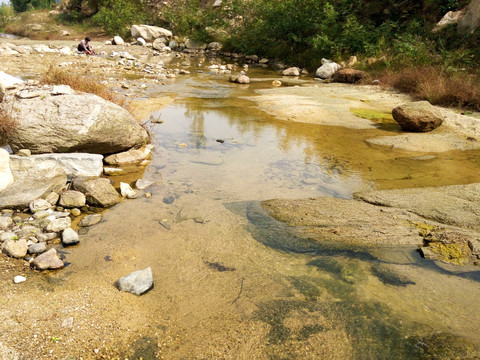 清澈山泉水