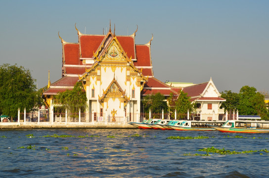 曼谷湄南河 湄南河岸边寺庙