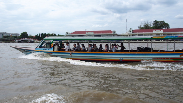 湄南河上的游船 长尾船