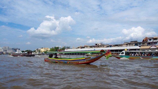 湄南河上的游船 长尾船