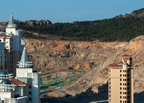 毁青山 建高楼