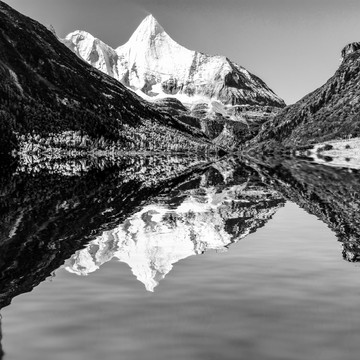 黑白雪山