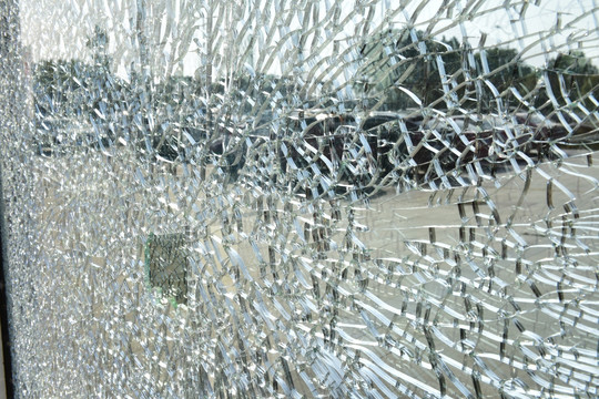 钢化玻璃破裂