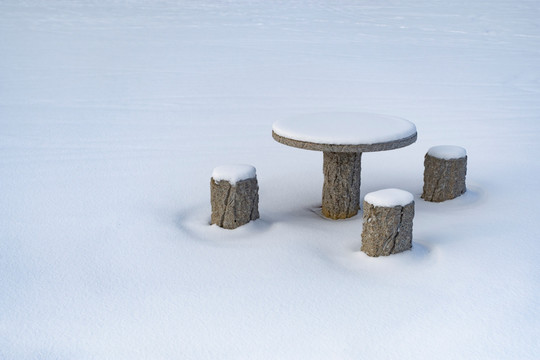 雪中石桌石凳