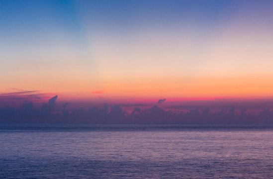 海上日出前的天空