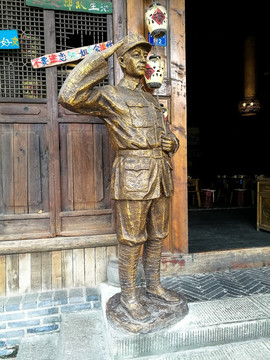 敬礼的红军雕像