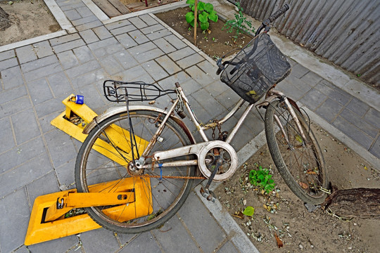 北京霸占车位的自行车