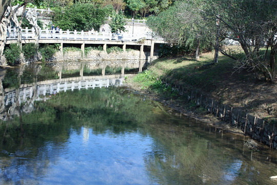 小河流水