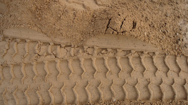 沙地里车轮碾过的痕迹