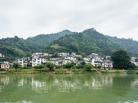 两岸民居