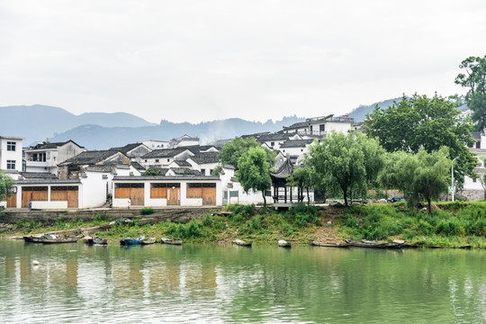 两岸民居