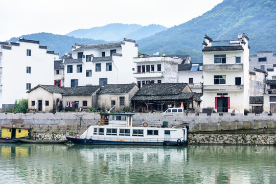 两岸民居