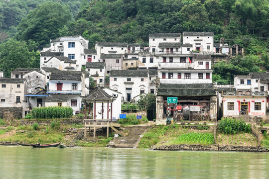 两岸民居