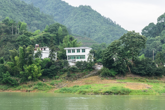 两岸民居