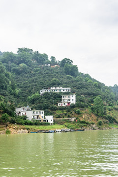 两岸民居