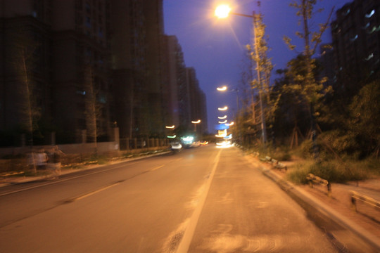 路灯下的马路