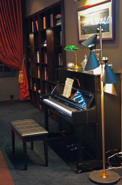 老式钢琴房