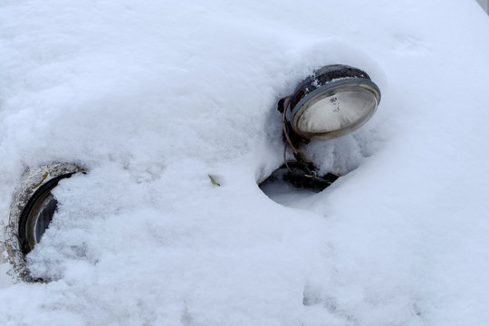 白雪覆盖的车灯