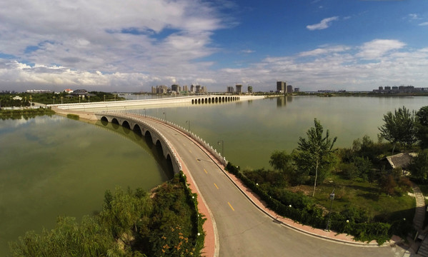 宁夏银川万寿路艾依河七孔桥湖景