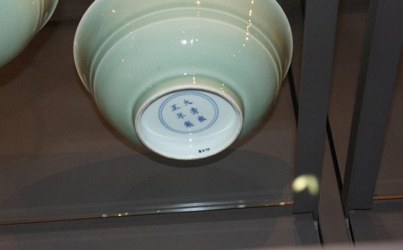 清雍正瓷器粉青釉碗