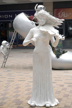 拉小提琴的长裙少女雕塑