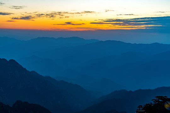 远山日出